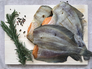 Кальмар палочки х/к: Камбала камчатская вяленая с икрой