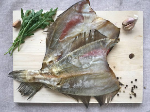 Кальмар палочки х/к: Камбала ёрш (Мурманская) вяленая